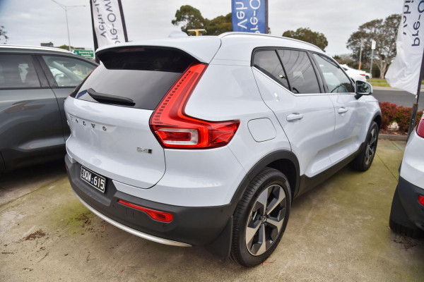 2025 Volvo XC40 XZ Ultra B4 Bright SUV Image 3