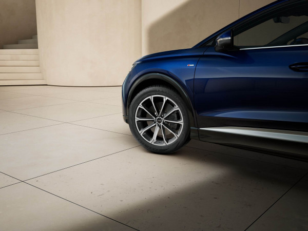 2025 MY24 Audi Q4 e-tron F4 55 SUV image 5