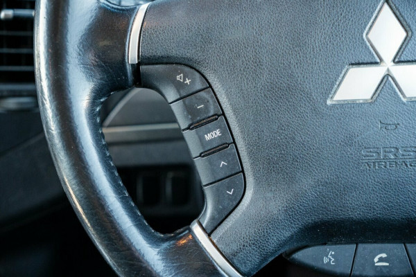 2012 Mitsubishi Pajero NW Exceed SUV Image 11