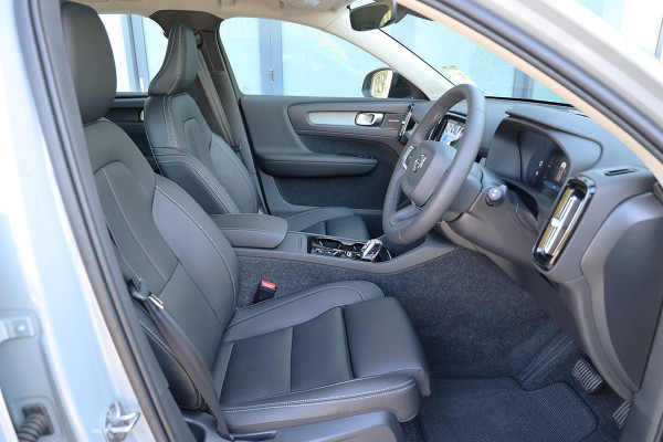 2024 Volvo XC40 XZ Ultimate B4 Dark SUV Image 5