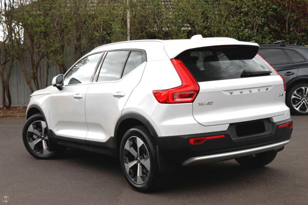 2026 Volvo XC40 XZ Ultra B4 Bright SUV Image 4
