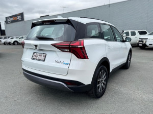 2025 Mahindra XUV700  AX7L SUV