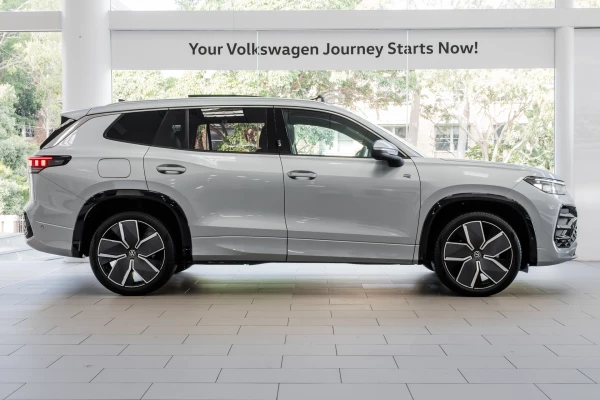 2026 Volkswagen Tayron R4 200TSI eHybrid R-Line SUV Image 3