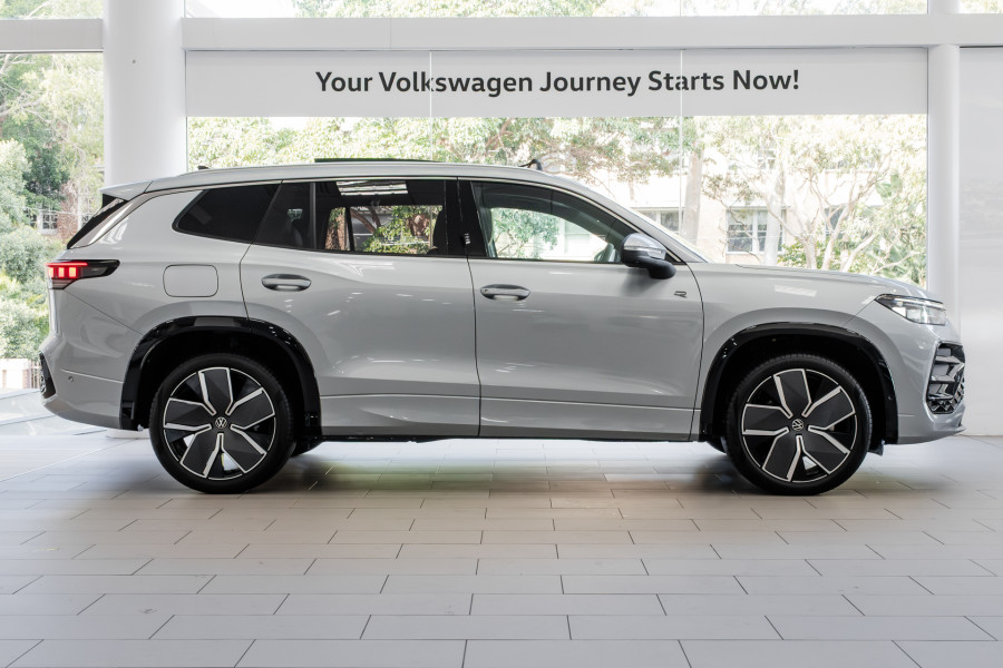2026 Volkswagen Tayron R4 200TSI eHybrid R-Line SUV Image 3