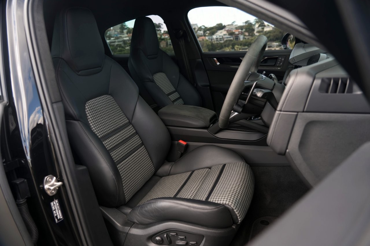2024 Porsche Cayenne GTS Coupe Image 9