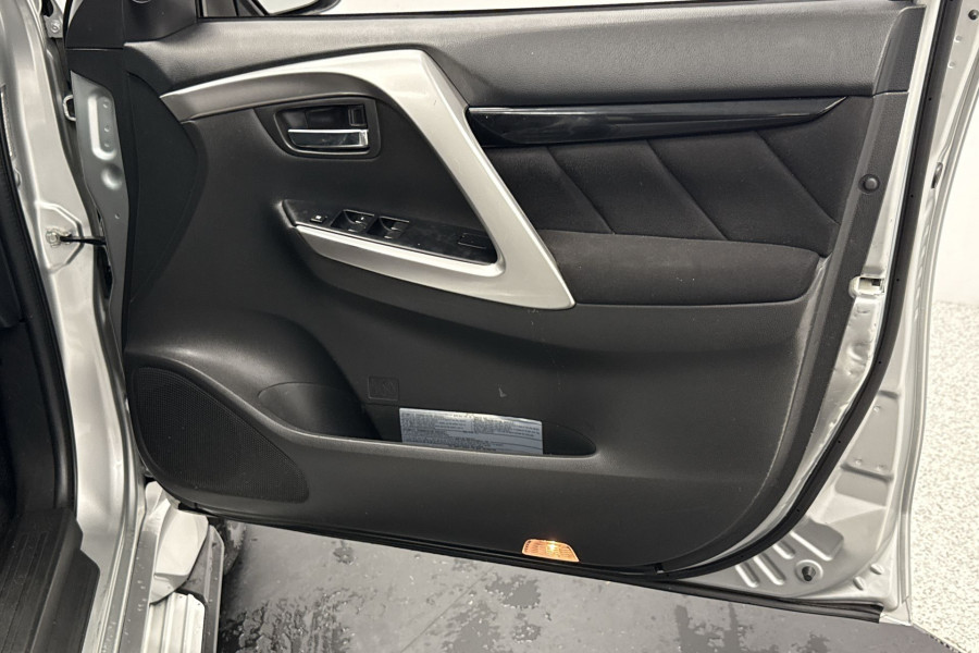 2016 Mitsubishi Pajero Sport QE GLX SUV Image 18