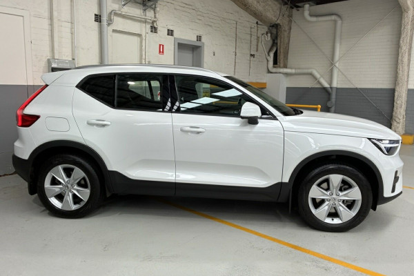 2025 Volvo XC40 XZ Plus B4 SUV Image 5