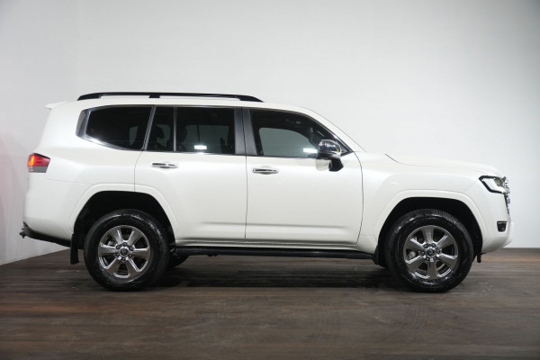 2025 Toyota LandCruiser Sahara SUV Image 4