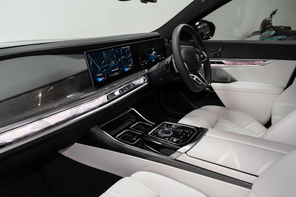 2024 BMW i7 G70 M70 xDrive Sedan image 8