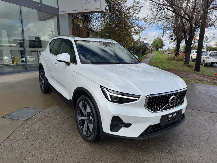2026 Volvo XC40 XZ Ultra B4 Bright SUV Image 3