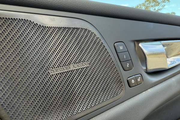 2025 MY26 Volvo XC60 UZ Plus T8 Plug-in Hybrid Dark SUV Image 22