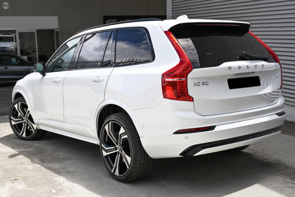 2024 Volvo XC90  Recharge Ultimate T8 Plug-In Hybrid SUV Image 4