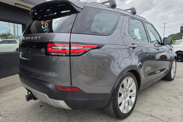 2018 Land Rover Discovery Series 5 HSE Luxury SUV Image 9