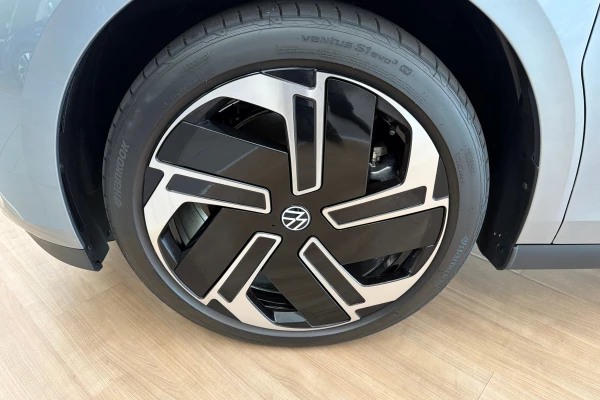 2025 Volkswagen ID. Buzz EB GTX People Mover Image 2