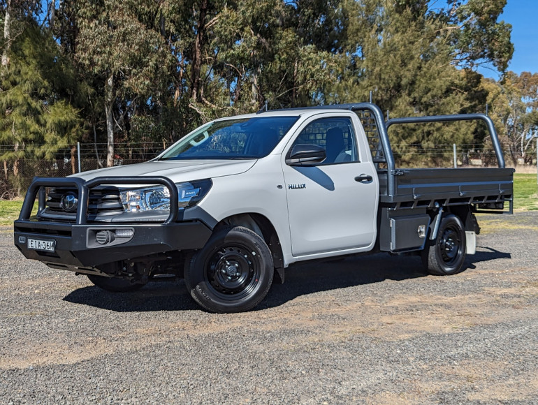 Toyota hilux deals 4x2 workmate bullbar