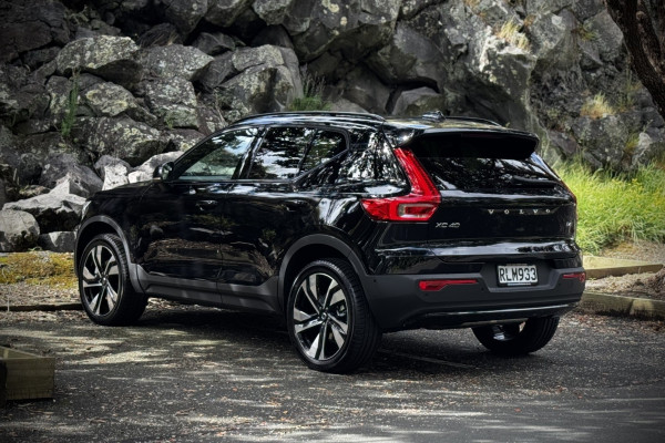 2025 Volvo XC40 XZ Ultra B4 Dark SUV Image 4