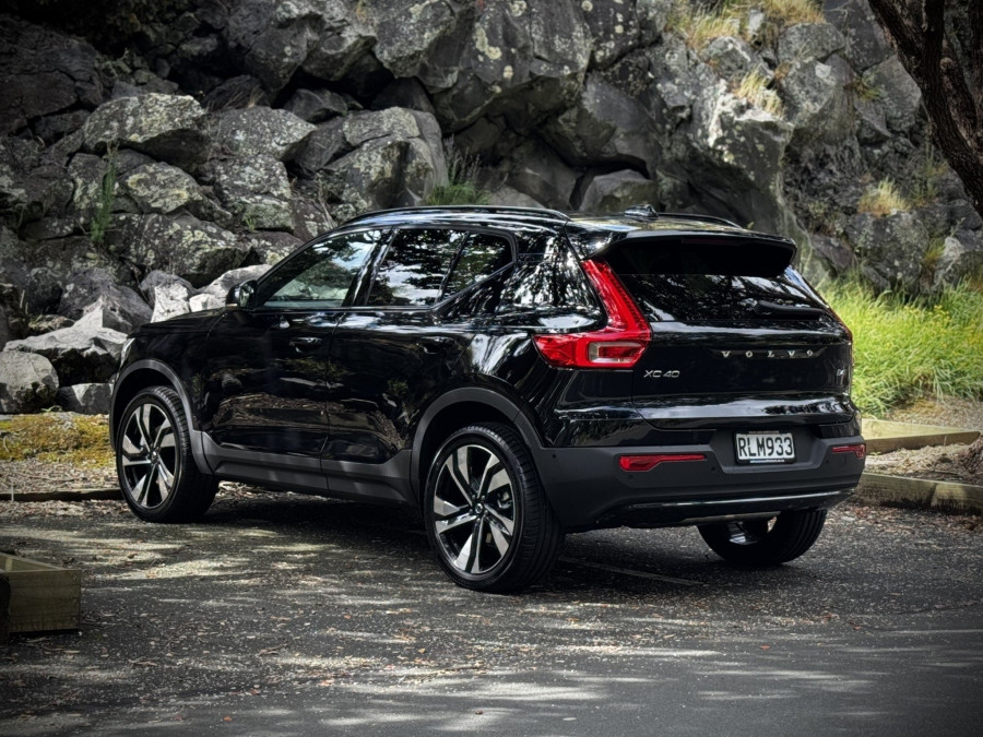 2025 Volvo XC40 XZ Ultra B4 Dark SUV Image 4
