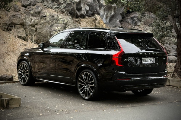2026 Volvo XC90 L Series Ultra T8 Plug-in Hybrid Dark SUV Image 4