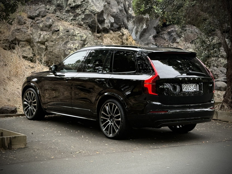 2026 Volvo XC90 L Series Ultra T8 Plug-in Hybrid Dark SUV Image 4