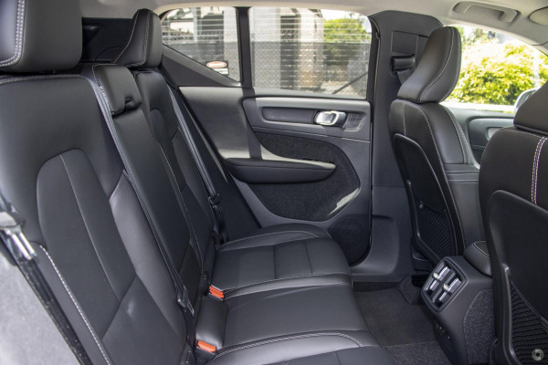 2025 Volvo XC40 XZ Plus B4 SUV Image 6
