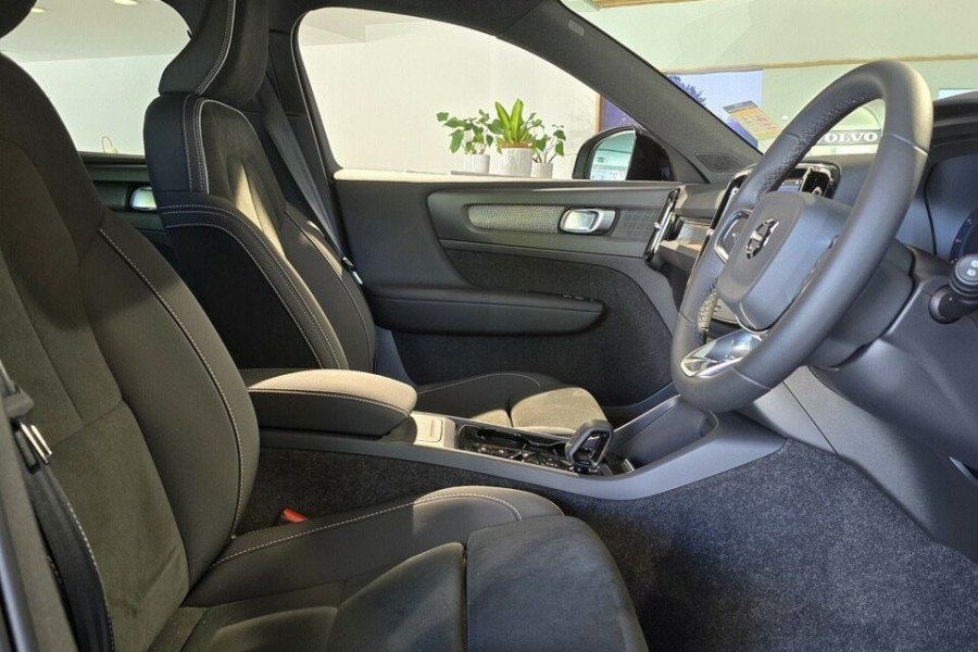2024 MYon Volvo XC40 XZ Black Edition SUV Image 12