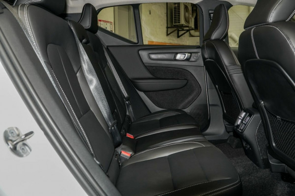 2026 Volvo XC40 XZ Ultra B4 Bright SUV Image 7
