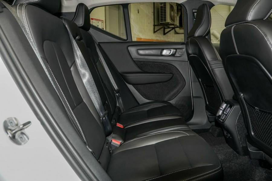 2026 Volvo XC40 XZ Ultra B4 Bright SUV Image 7