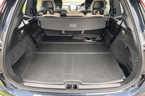 2026 Volvo XC90 L Series Ultra T8 Plug-in Hybrid Dark SUV Image 15