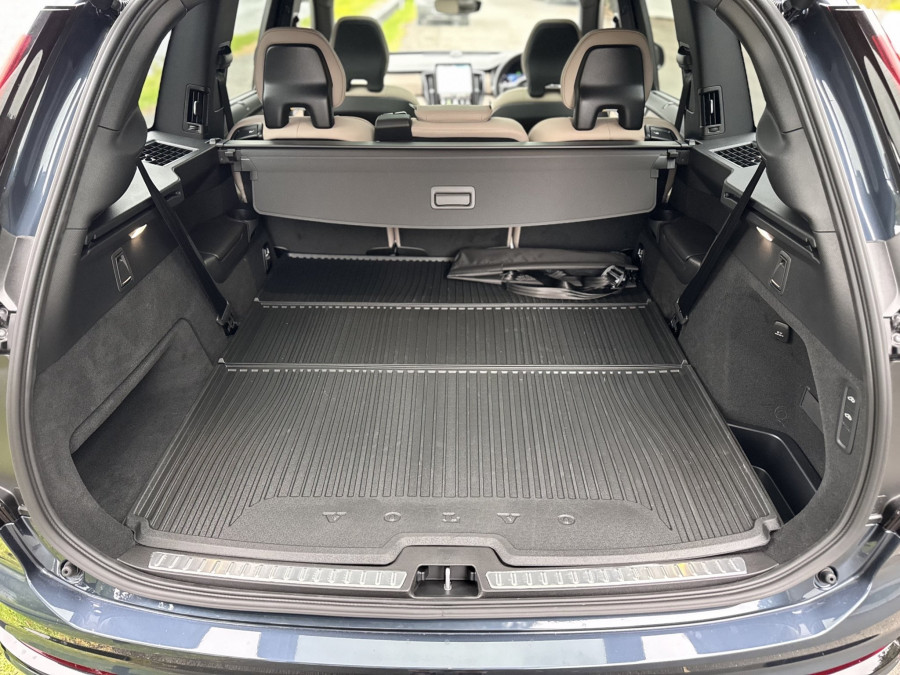 2026 Volvo XC90 L Series Ultra T8 Plug-in Hybrid Dark SUV Image 15