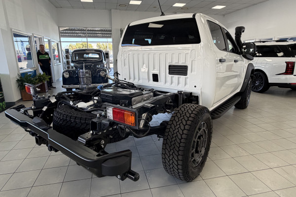 2026 MY26.5 Ford Ranger Super Duty  XLT Cab Chassis Image 9
