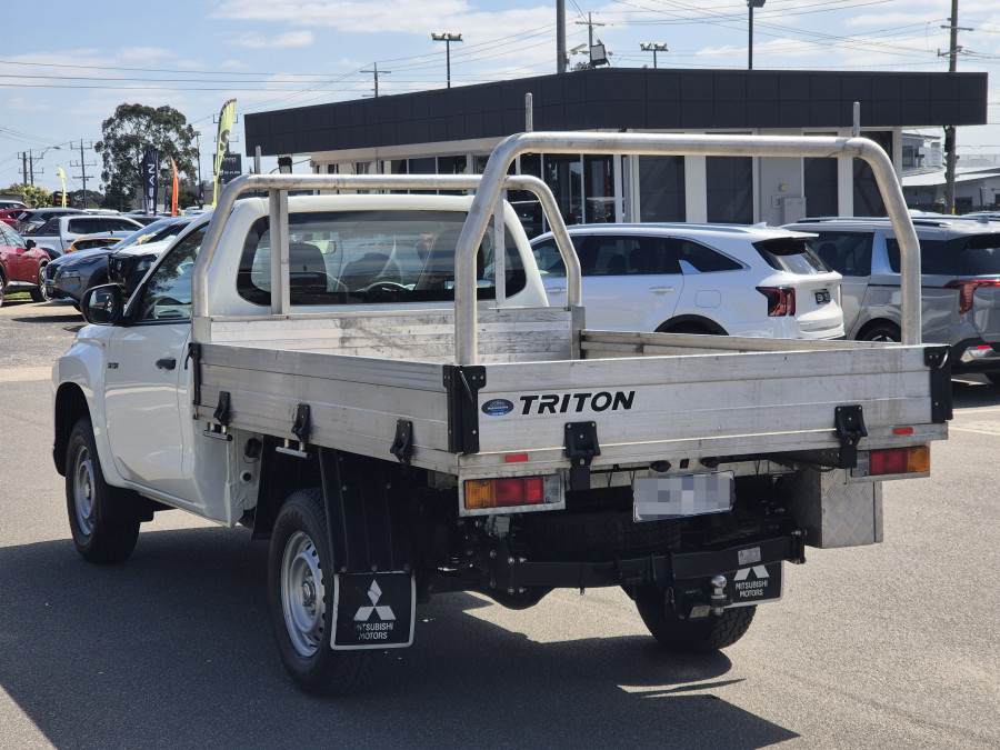 2022 MY22.5 Mitsubishi Triton MR GLX Cab Chassis Image 8