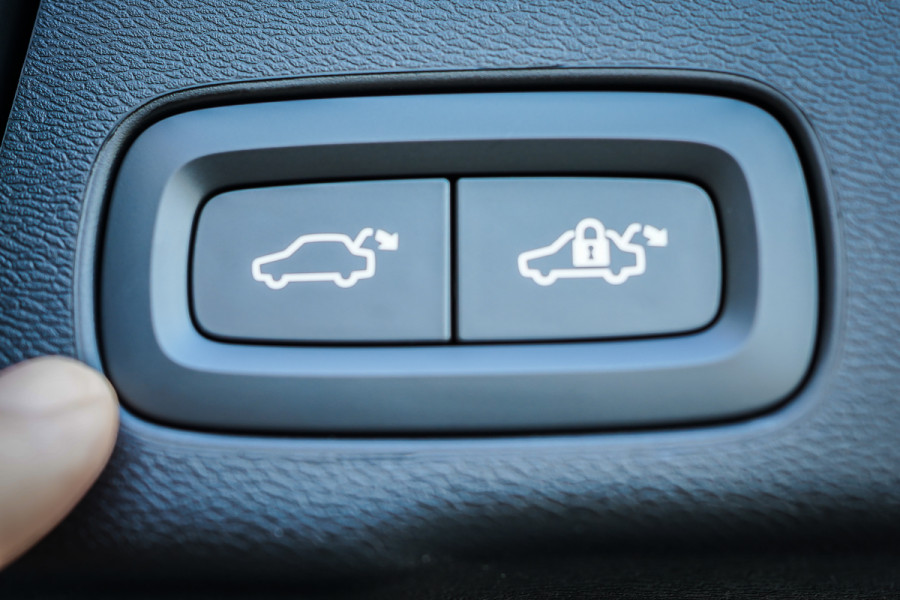 2025 Volvo XC60 Ultra T8 Plug-In Hybrid SUV Image 12