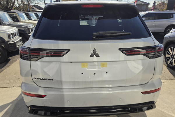 2026 Mitsubishi Outlander ZM Black Edition SUV Image 11