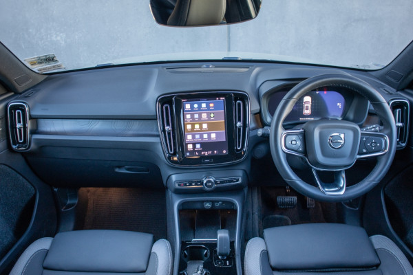 2023 Volvo XC40 P8 ULTIMATE RECHARGE BEV Sedan Image 4