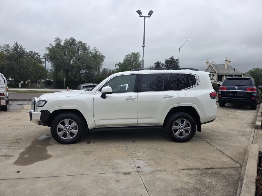 2024 Toyota LandCruiser FJA300R VX SUV Image 4
