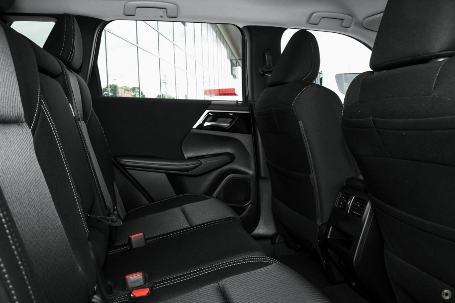2024 Mitsubishi Outlander ZM ES SUV Image 9