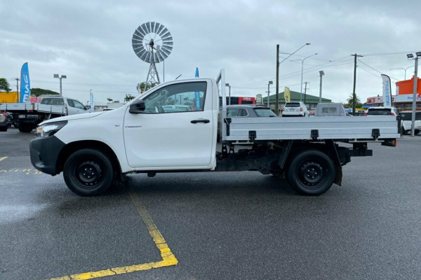 2018 Toyota Hilux TGN121R Workmate 4x2 Cab chassis Image 4
