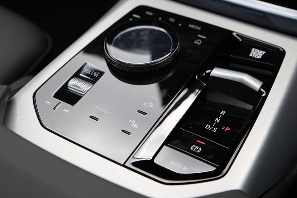2025 BMW X3 G45 30e xDrive SUV image 10