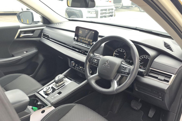 2023 Mitsubishi Outlander ZM ES SUV Image 12