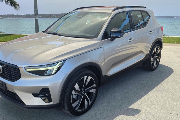 2023 Volvo XC40 XZ Ultimate B5 Dark SUV Image 3