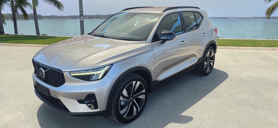2023 Volvo XC40 XZ Ultimate B5 Dark SUV Image 3