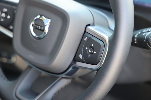 2026 Volvo XC40 XZ Ultra B4 Dark SUV Image 10