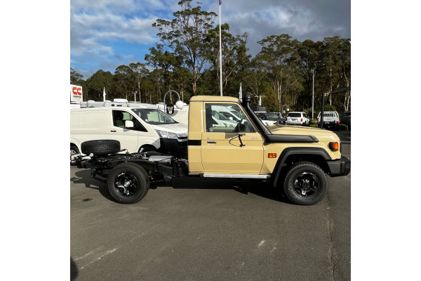 2025 Toyota LandCruiser VDJ79R GXL V8 Single-Cab Cab-Chassis Image 2