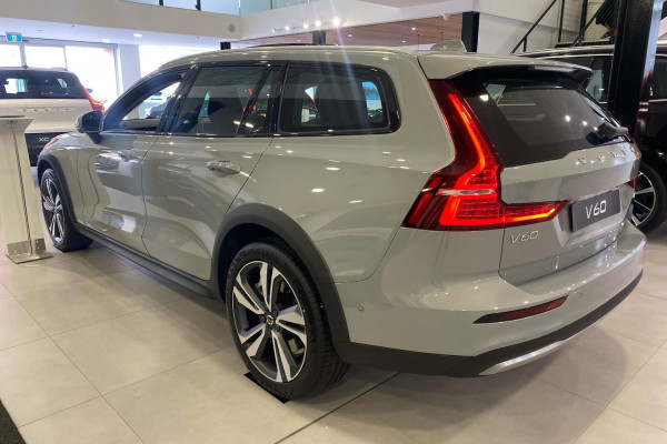 2023 MY24 Volvo V60 Cross Country  Ultimate B5 Bright Wagon Image 2