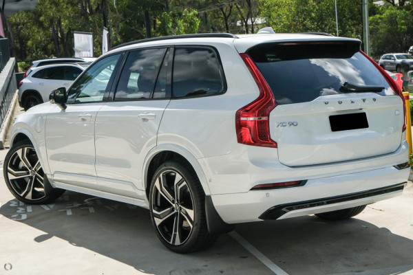 2023 Volvo XC90  Recharge Ultimate T8 Plug-In Hybrid SUV Image 4