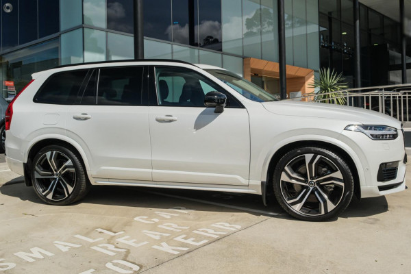 2023 Volvo XC90  Recharge Ultimate T8 Plug-In Hybrid SUV Image 5