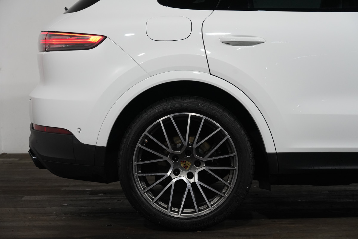 2022 Porsche Cayenne Platinum Edition SUV Image 6