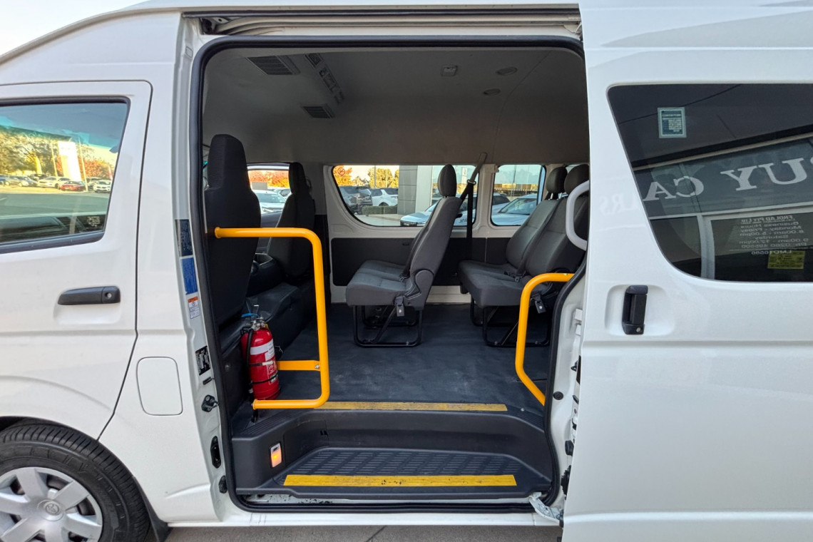 2015 Toyota HiAce TRH223R Commuter Bus Image 11