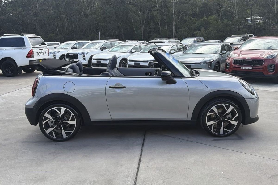 2025 MINI Cooper F67 C Classic Convertible Image 4