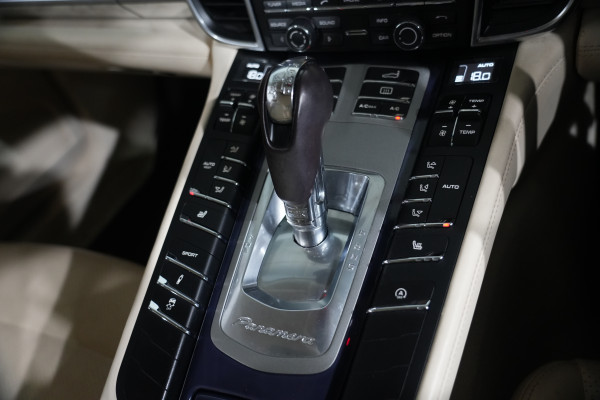 2015 Porsche Panamera Coupe image 16